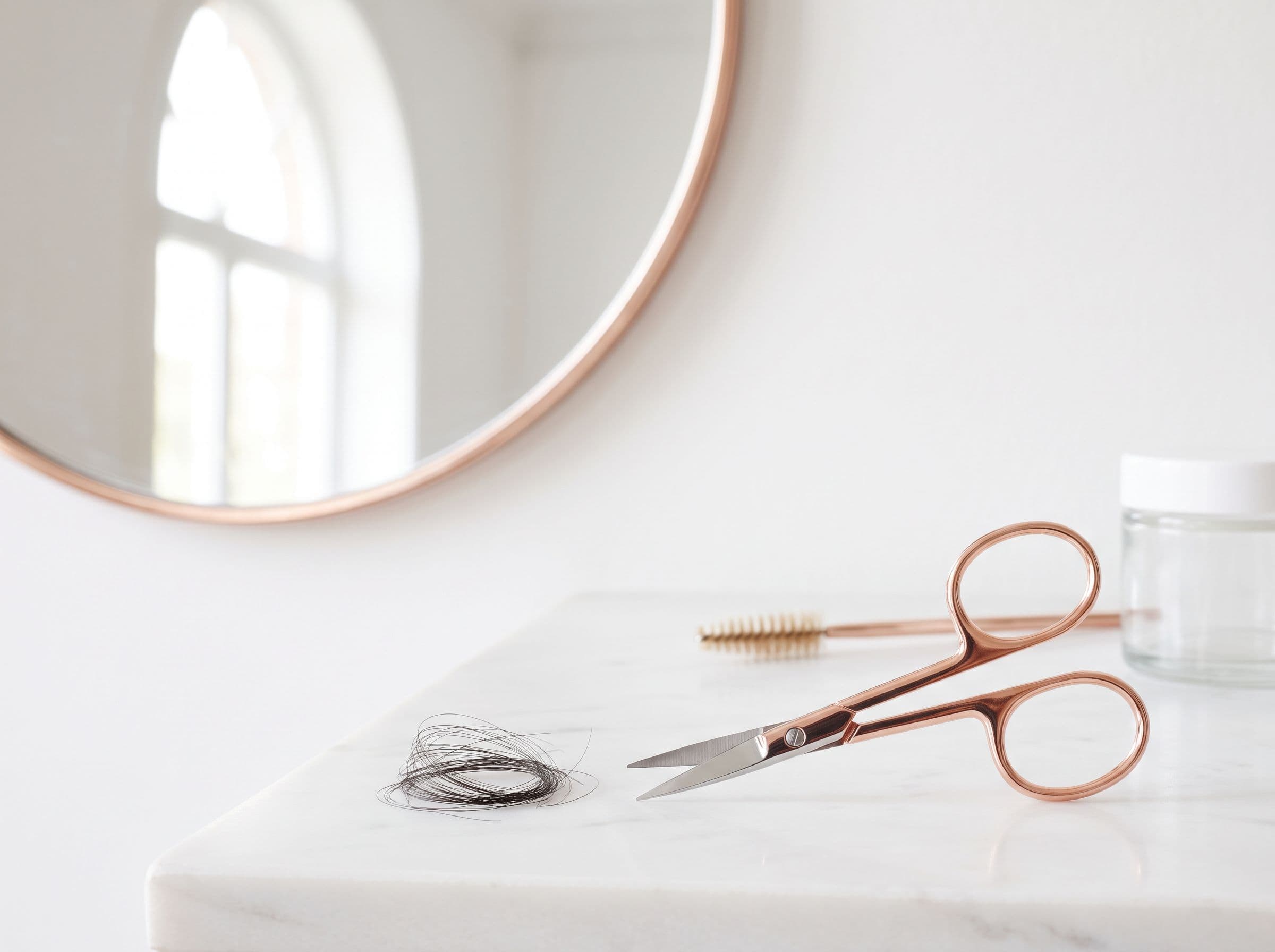 Peut-on utiliser les mêmes ciseaux pour les sourcils et les cheveux ?